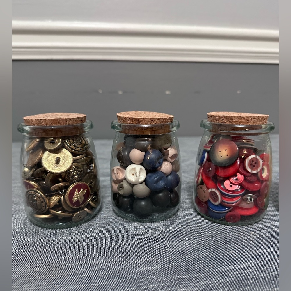 Lot Jar of buttons variety of sizes about an 8 Jars - Picture 4 of 6